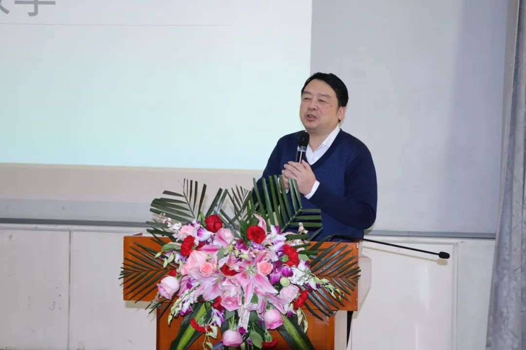 37小奶猫直播
第二附属中学正高级教师  何杰老师.jpg